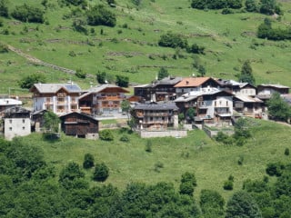 Der konstruktive Holzschutz greift auf den Erfahrungsschatz einer Jahrtausende alten Bautradition zurück. Für Holzhäuser in alpiner Region typisch sind weite Dachüberstände.