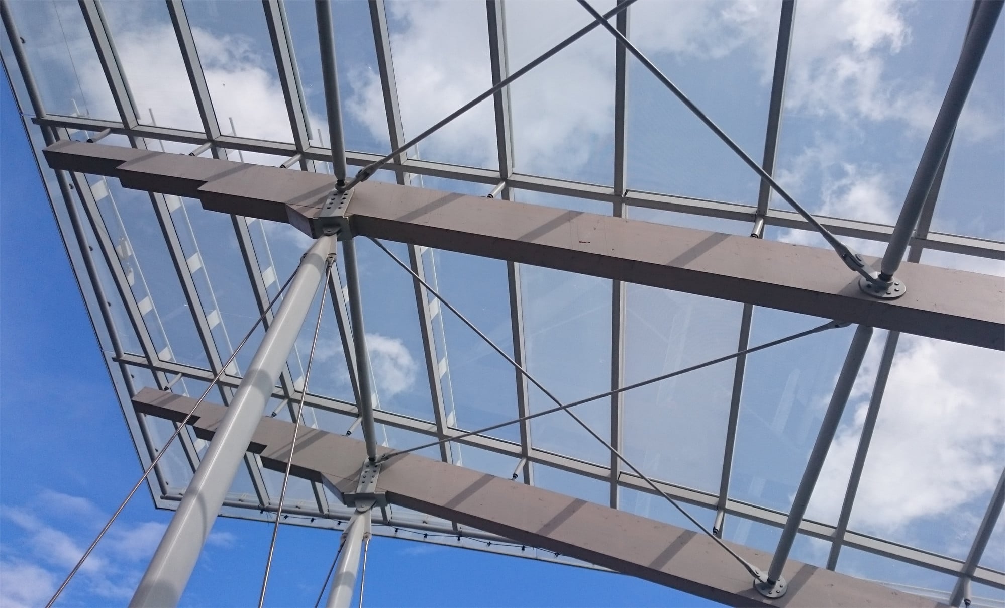 Während jedoch in der Vergangenheit Konstruktionen oft darauf ausgelegt waren, dass Bauteile regelmäßig ausgetauscht werden konnten, ist das heutige Verständnis auf langfristigere Lösungen ausgelegt (im Bild: Brettschichtholzträger in der Dachkostruktion des Astrup Fearnley Museet in Oslo, Architekt: Renzo Piano). 