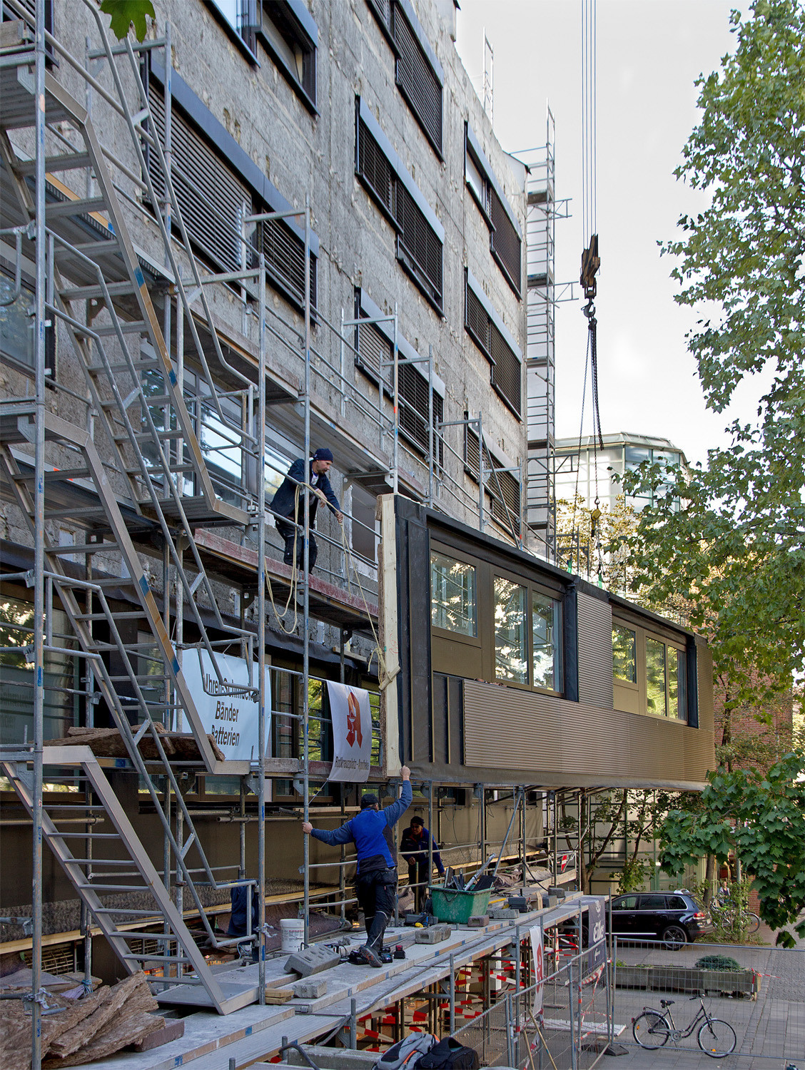 Die Vorfertigung von Bauelementen lässt sich im Holzbau sehr weit treiben: Energetische Sanierung eines Wohn- und Geschäftshauses in der Münchner Donnersbergstraße. Die neue Fassade aus vorgefertigten Holz-Tafelbauelementen ließ sich in nur sechs Tagen montieren.