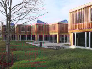 Für eine wirtschaftlich erfolgreiche Abwicklung (wenige Änderungen) sind bereits in der Vorplanungsphase spezifische Inhalte des Holzbaus zu berücksichtigen, die die Konstruktion und die Herstellung der Elemente betreffen (Abb.: Firmensitz Flexim in Berlin-Marzahn, ZRS Architekten Ingenieure, 2017).