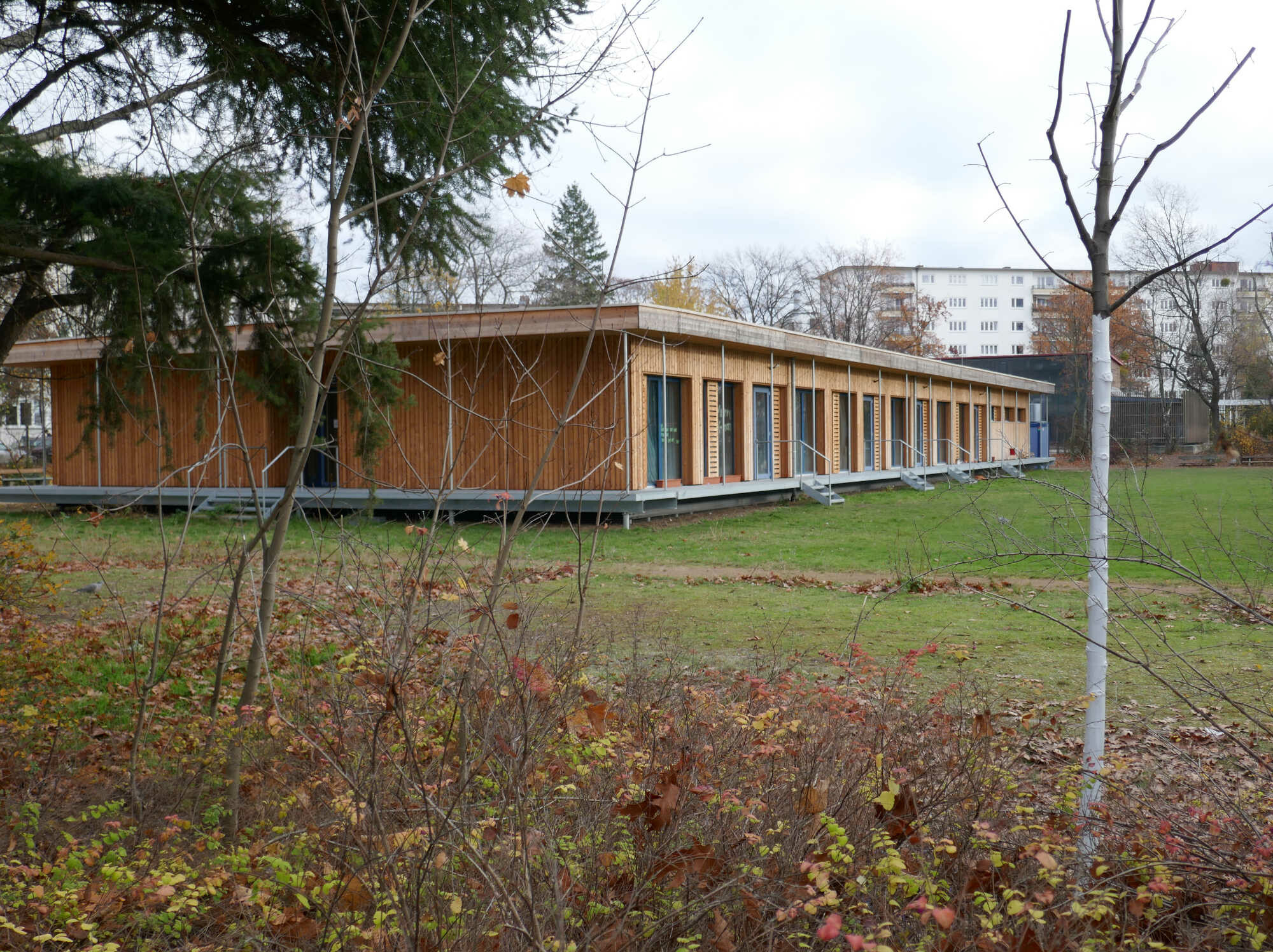 Horizontale Nachverdichtung in Berlin-Tempelhof: das sogenannte Fliegende Klassenzimmer als temporäre Erweiterung einer Grundschule