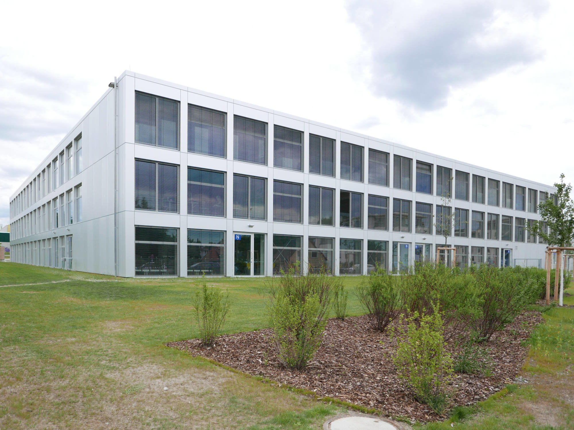 Im urbanen Raum sind schnelle Bauprozesse und eine optimale Vorfertigung besonders gefragt, um lange Störungen des Wohnumfelds zu vermeiden (Abb.: Sekundarschule in Berlin-Mahlsdorf, 2019; NKBAK, Frankfurt am Main).