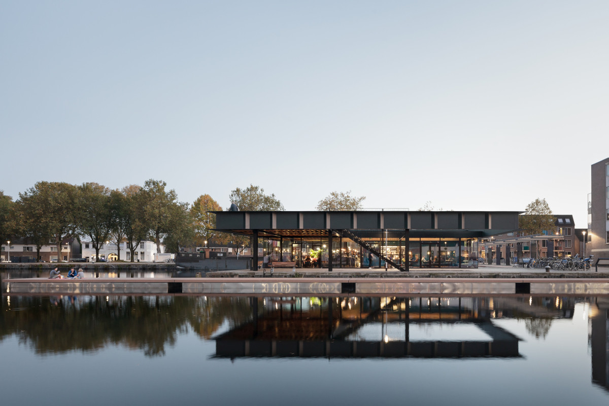 Das Gebäude auf dem historischen Pier in Tilburg ist an drei Seiten von Wasser umgeben.