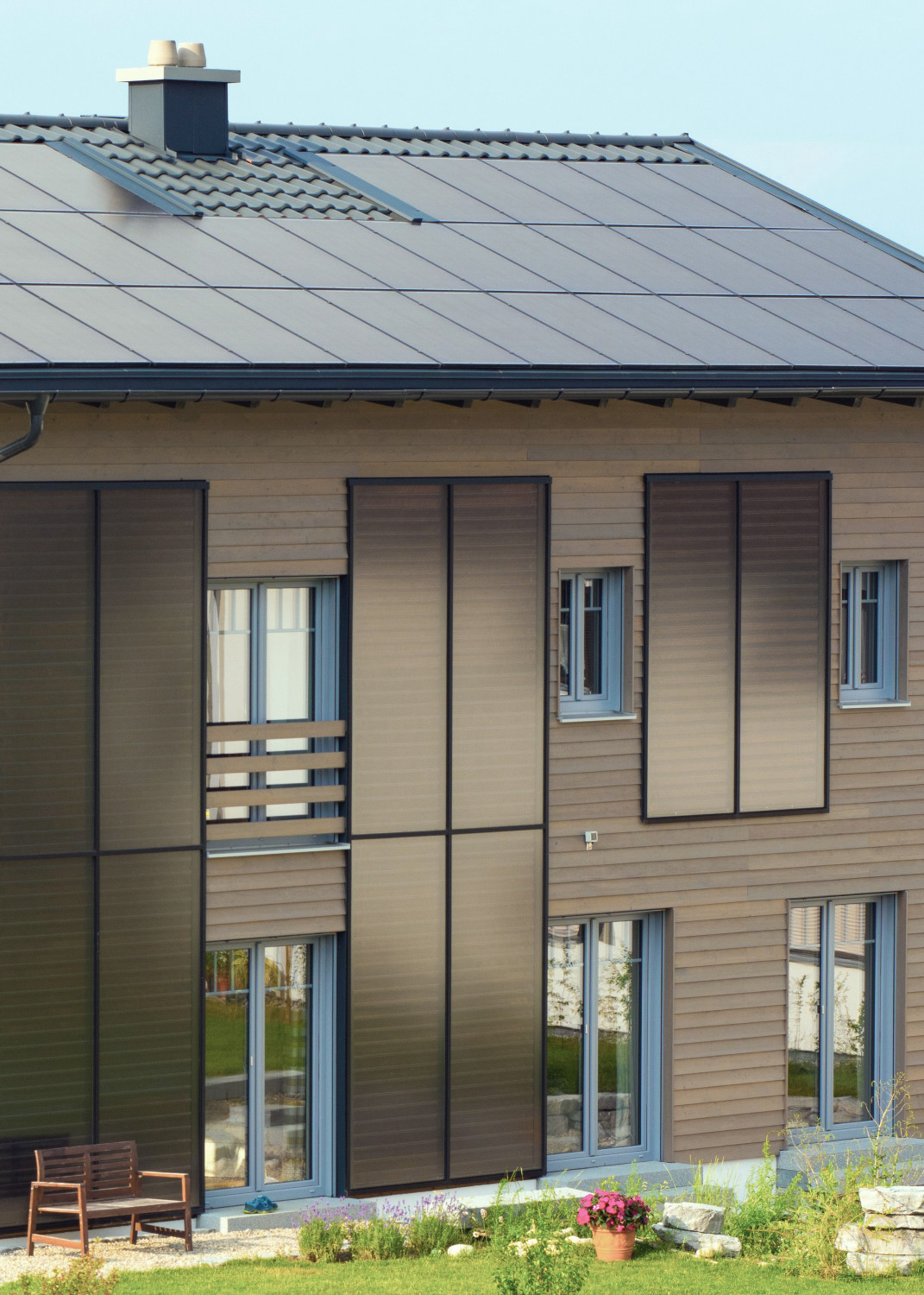 Die Holzverschalung der Fassade soll mit den Solarthermie-Elementen harmonieren.