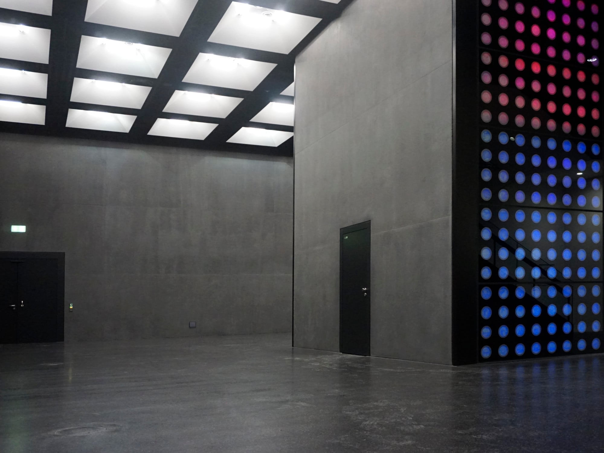 In den Ausstellungsbereichen des Futuriums in Berlin kamen bis zu 11 Meter hohe Sichtbetonwände und ein Boden aus dunklem, leicht glänzendem Gussasphalt zum Einsatz. 