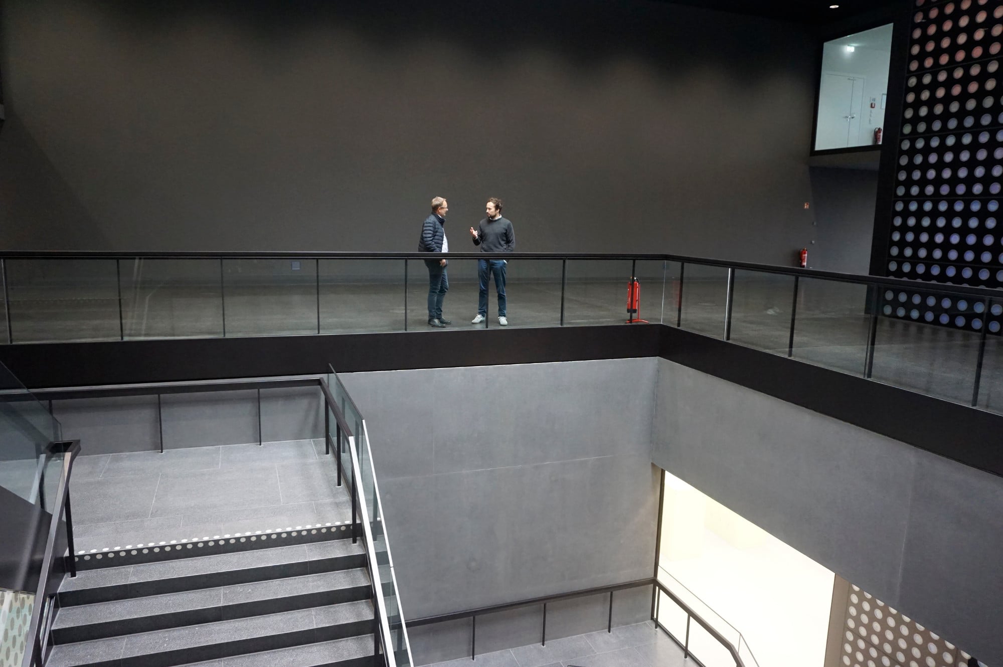 Die Großflächenschalungsplatten hatten die Maße 5.000 x 2.000 x 21 Millimeter und wurden horizontal verlegt und auf einer Trägerschalung mit rückseitiger Verschraubung montiert.