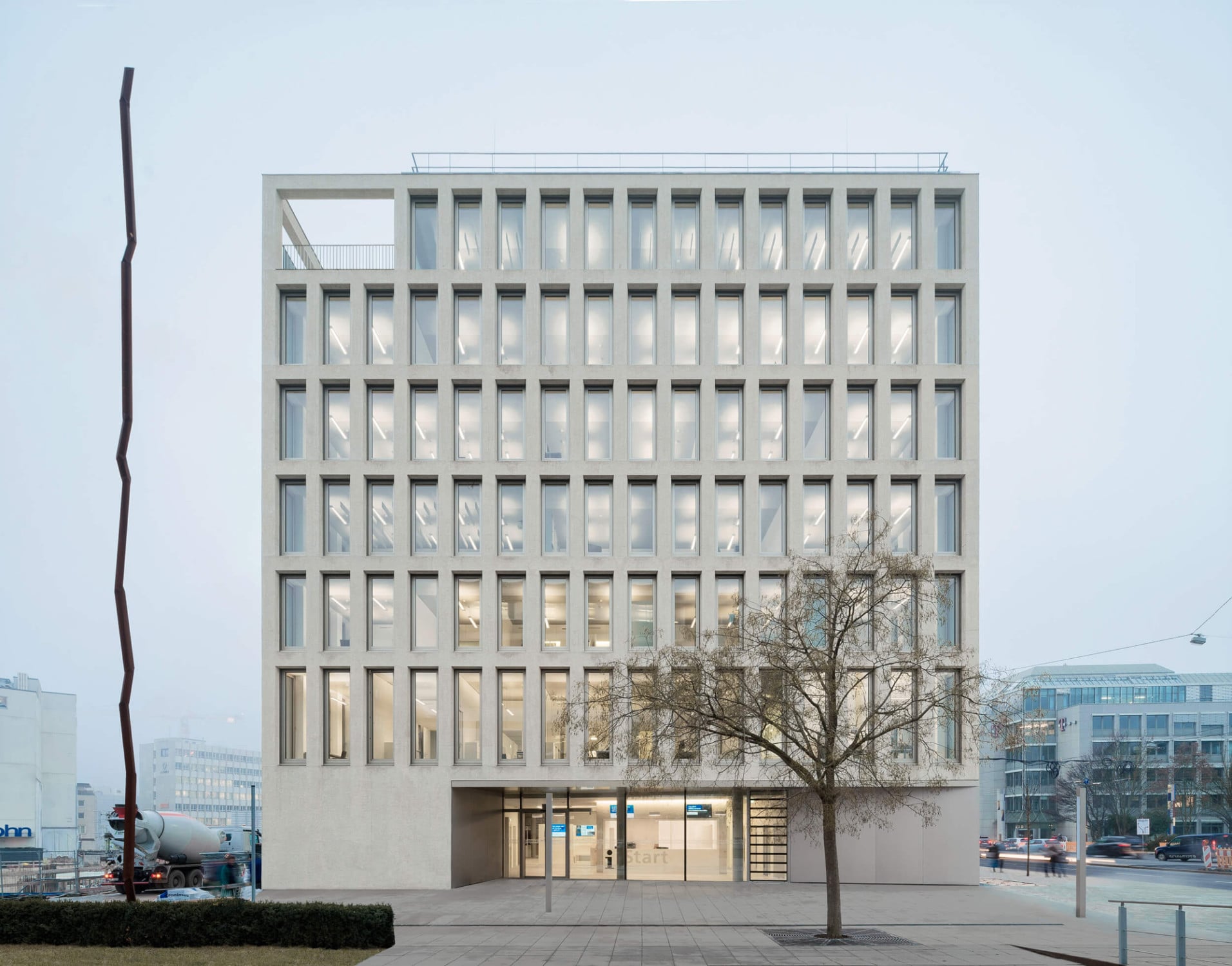 Gemeinsam mit der benachbarten Handwerkskammer begrenzt der Neubau einen kleinen Platz, von dem aus der Zugang zum Gebäude erfolgt.