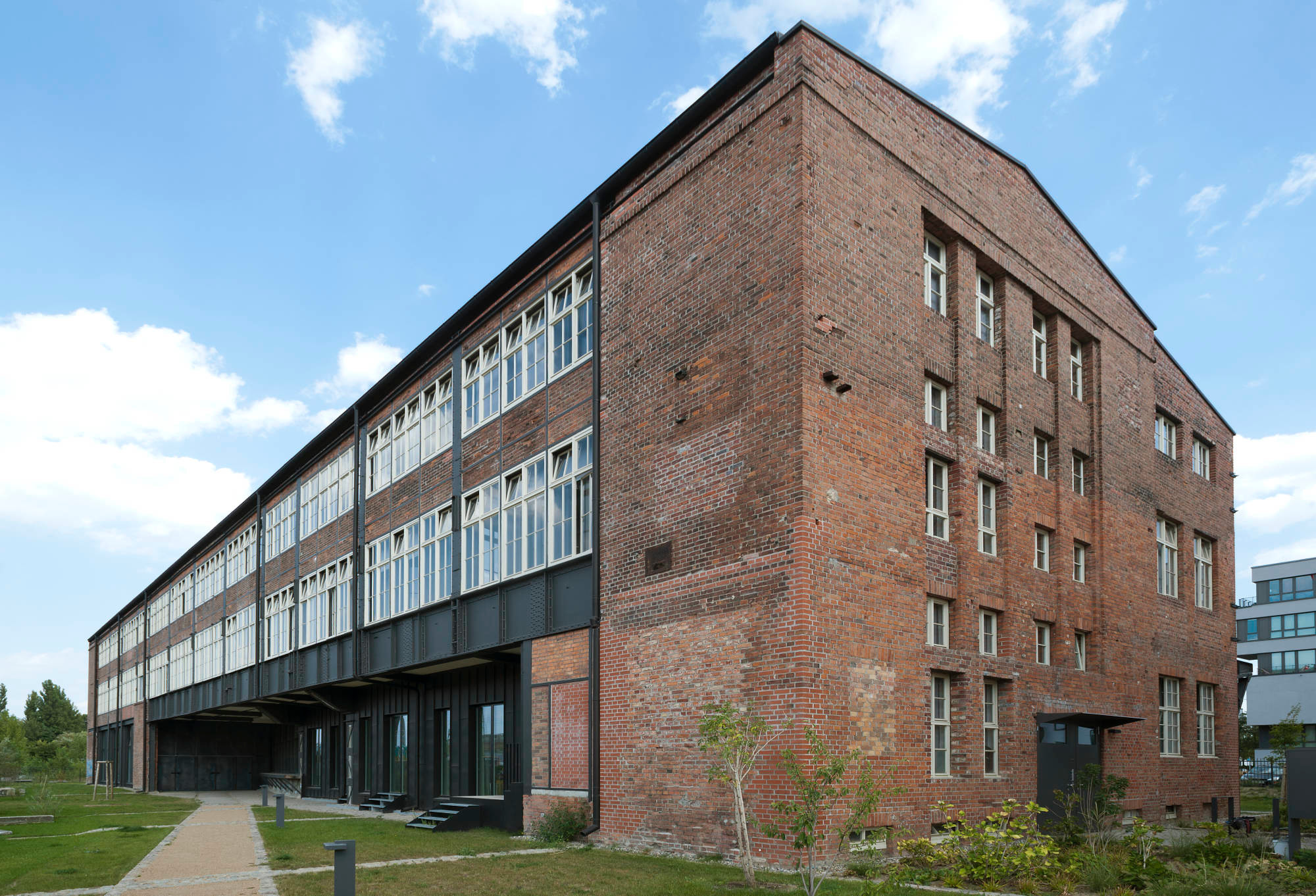 Das ehemals offene Erdgeschoss wurde geschlossen und mit dreifach verglasten Stahlfenstern versehen.