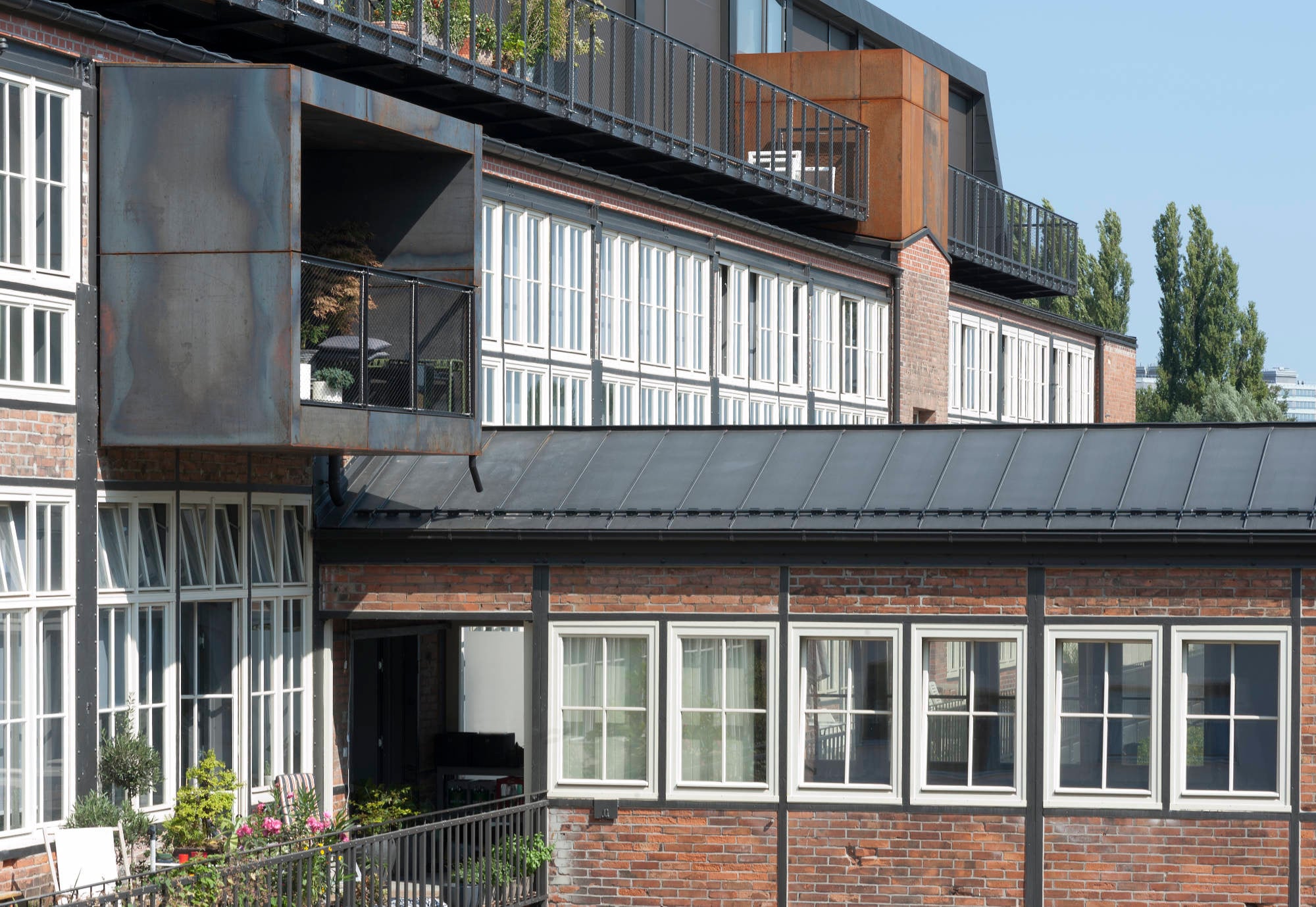 Erschließungsbrücke und neuer Balkon aus Baustahl