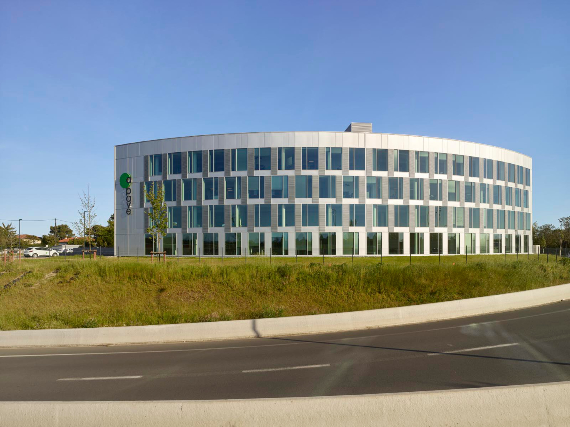 Das Bürogebäude markiert den Eingang zum Stadtteil Borderouge und ist bereits von der Straße weithin sichtbar.