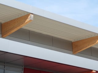 Dachträger aus Brettschichtholz kommen im Hallenbau häufig zum Einsatz.