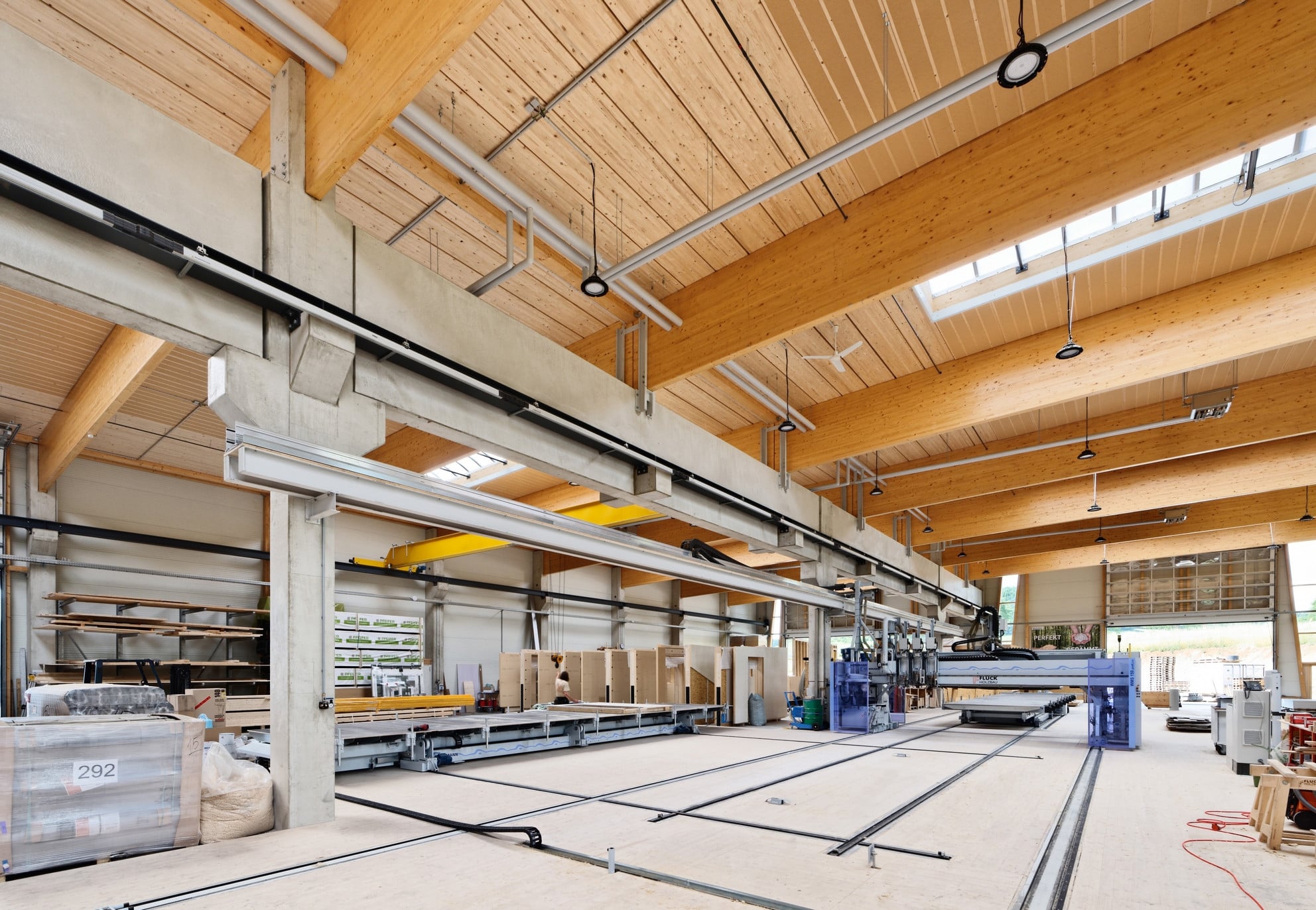 Geradlinige Brettschichtholzträger können mit Spannweiten bis 60 Meter hergestellt werden (im Bild: Produktions- und Lagerhalle Brüninghoff mit Primärtragwerk aus Betonfertigteilstützen und Brettschichtholz-Bindern.)
