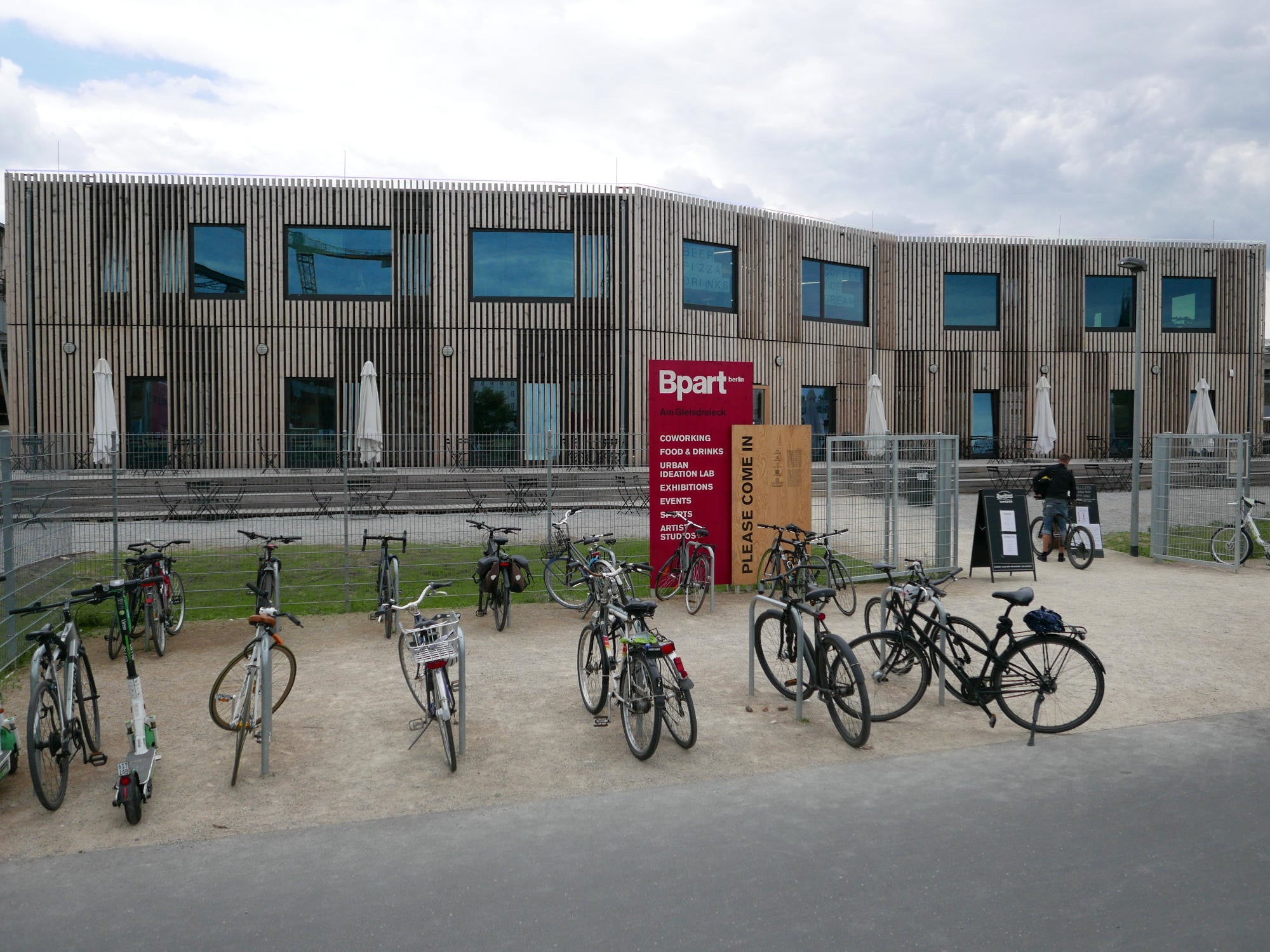 Ein Beispiel für die Kombination unterschiedlicher Holzkonstruktionen ist das Gebäude B-Part am Gleisdreieck in Berlin von Scharabi Architekten (2019): Die temporäre Holzkonstruktion ist mit Holzrahmen im Bereich Decke und Außenwand, Brettsperrholzdecken und -dach sowie einer Fassade in Holztafelbauweise ausgeführt.