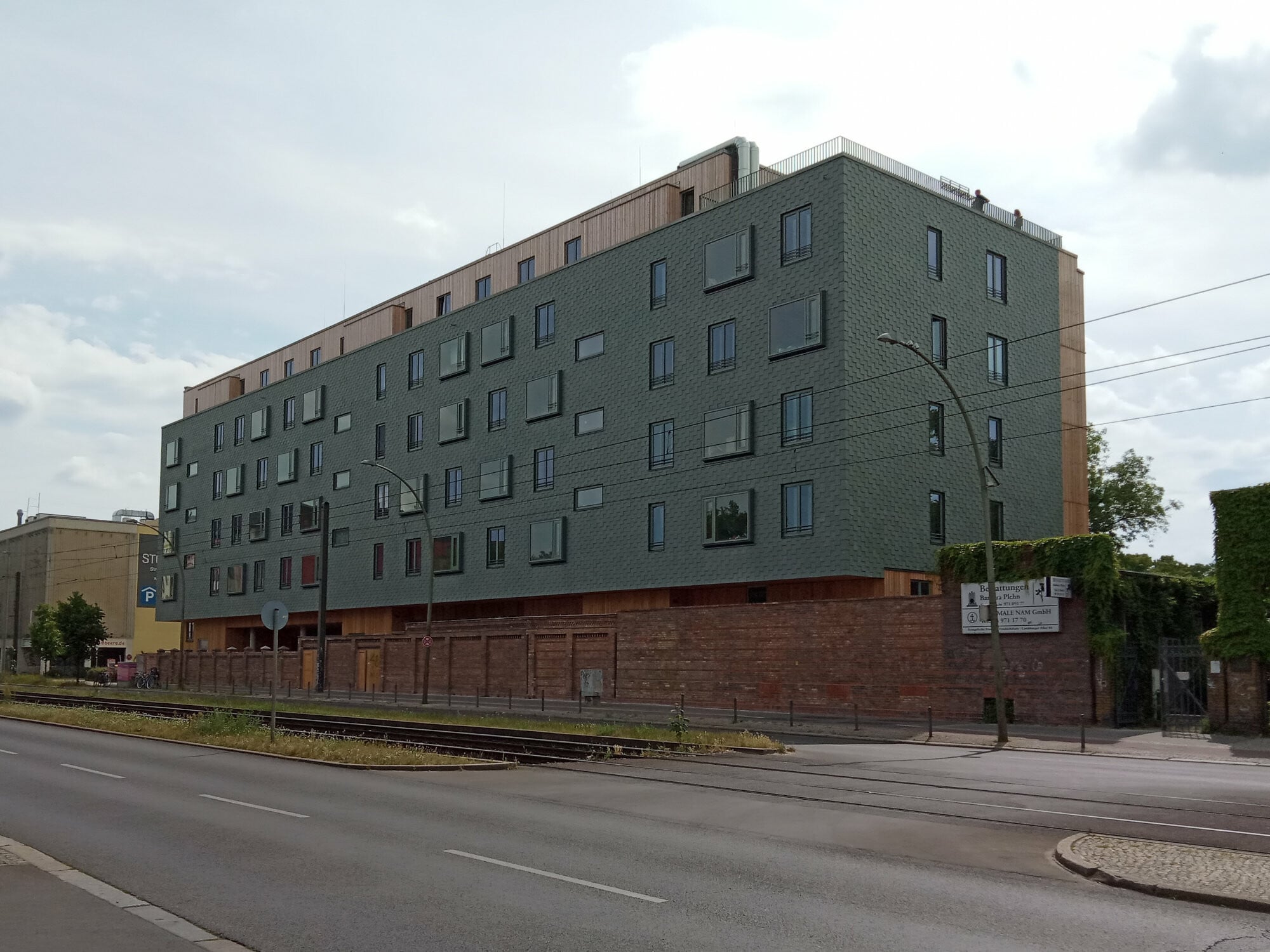 Bauprojekt Walden 48 in Berlin-Friedrichshain nach Plänen der ARGE Scharabi Raupach (2020): Die sechs Geschosse sind überwiegend als massiver Holzbau errichtet. Als Geschossdecken kamen Holzverbunddecken zum Einsatz, lediglich Brandwände und Treppenhauswände sind aus Stahlbeton.