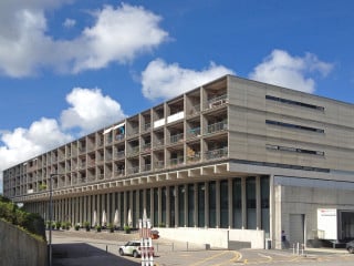 Die Grundrissstruktur ist im Holzbau stark geprägt durch die Deckenkonstruktion (im Bild: Wohnblock Wylerpark in Bern; Architekt: Rolf Mühlethaler)