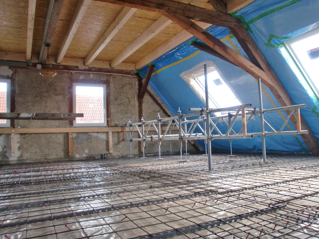 Holz-Beton-Verbund-System bei einem Dachgeschossausbau in Singen: Die vorhandenen Nadelholzbalken mit Spannweiten bis zu fünf Metern boten keine ausreichende Tragreserve, und die hohe Eigenschwingung der Decke musste beruhigt werden. Der Architekt löste die Probleme mithilfe des pumpfähigen Betons von Cemex Deutschland und dem Holz-Beton-Verbundsystem Elascon V-HB-S. 