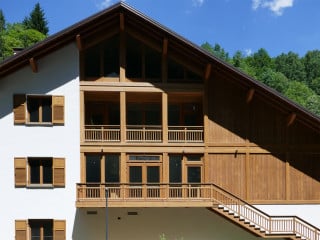 Stützen werden im Holzbau sowohl für Skelettkonstruktionen verwendet, wenn sie als systematische Teile des Tragwerks eingesetzt sind, als auch in Kombination mit flächig lastabtragenden Bauteilen, wenn punktuell Öffnungen oder Raumzusammenhänge hergestellt werden sollen (wie hier im Bild).