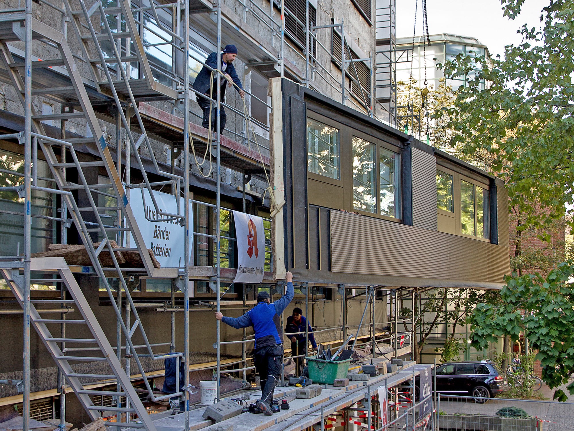 Montage vorgefertigter Tafelbauelemente im Zuge der Sanierung eines Wohn- und Geschäftshauses (München, Donnersbergerstraße).
