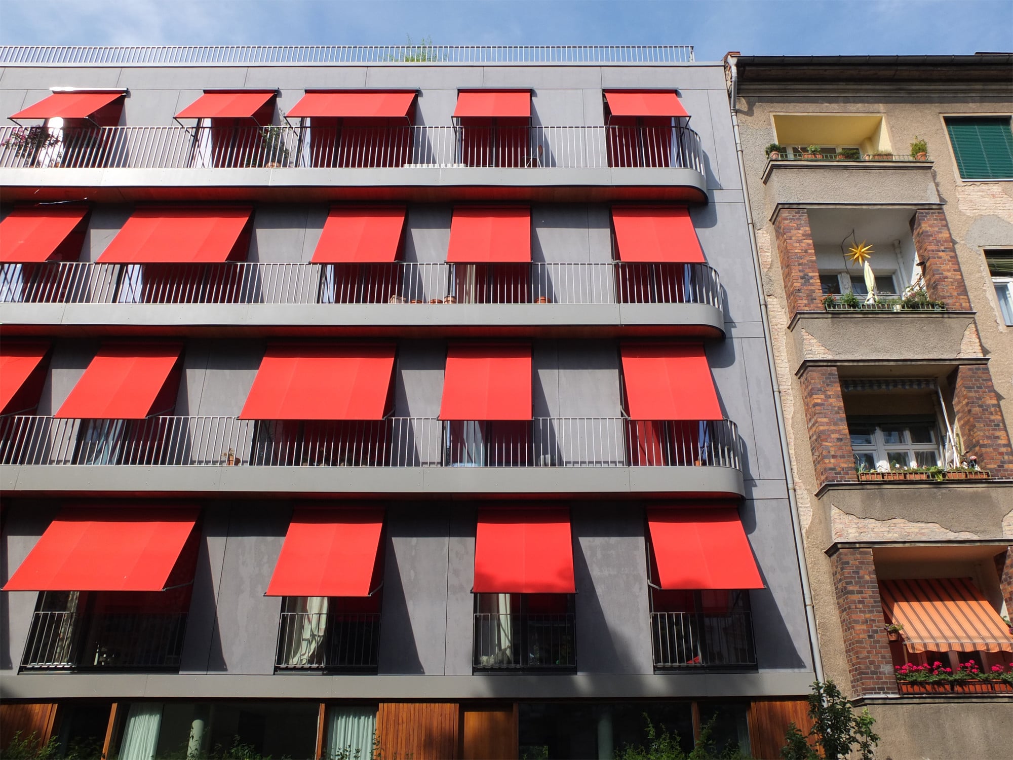 Die Holzkonstruktion dieses Wohnhauses ist ein kombinierter Skelett- und Holztafelbau (Baugruppenprojekt 3XGrün in Berlin, 2011; Architektur: IfuH - Institut für urbanen Holzbau, Atelier PK, Roedig Schop Architekten, Rozynski Sturm Architekten).