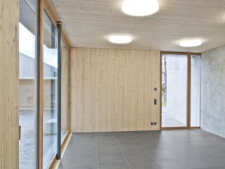 Beim Projekt „Anbau und Sanierung Waschhaus” in Steffisburg nach Plänen von Dällenbach Ewald Architekten kam eine Brettstapelwand zum Einsatz.