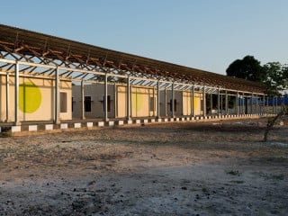 Mit einem neuen Promenadendach lässt es sich fortan in der Mkombozi Primary School vor Sonne und Regen geschützt passieren.
