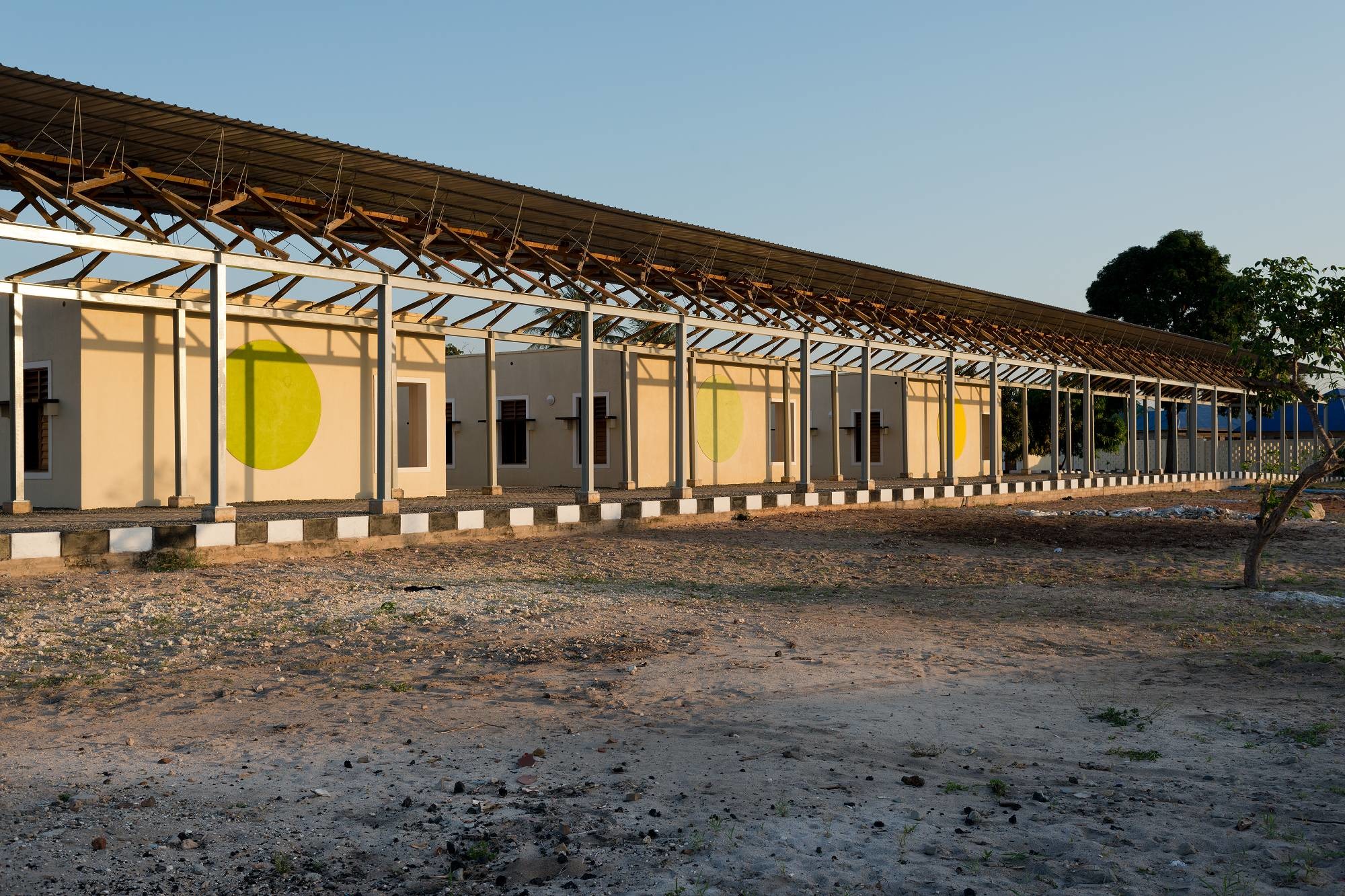 Geplant hat die filigrane Überdachung der Züricher Architekt Udo Thönnissen gemeinsam mit APC Architects aus Daressalaam.