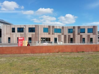 Fassade in Holztafelbauweise beim temporären Holzbau B-Part am Gleisdreieck in Berlin (Scharabi Architekten, 2019)