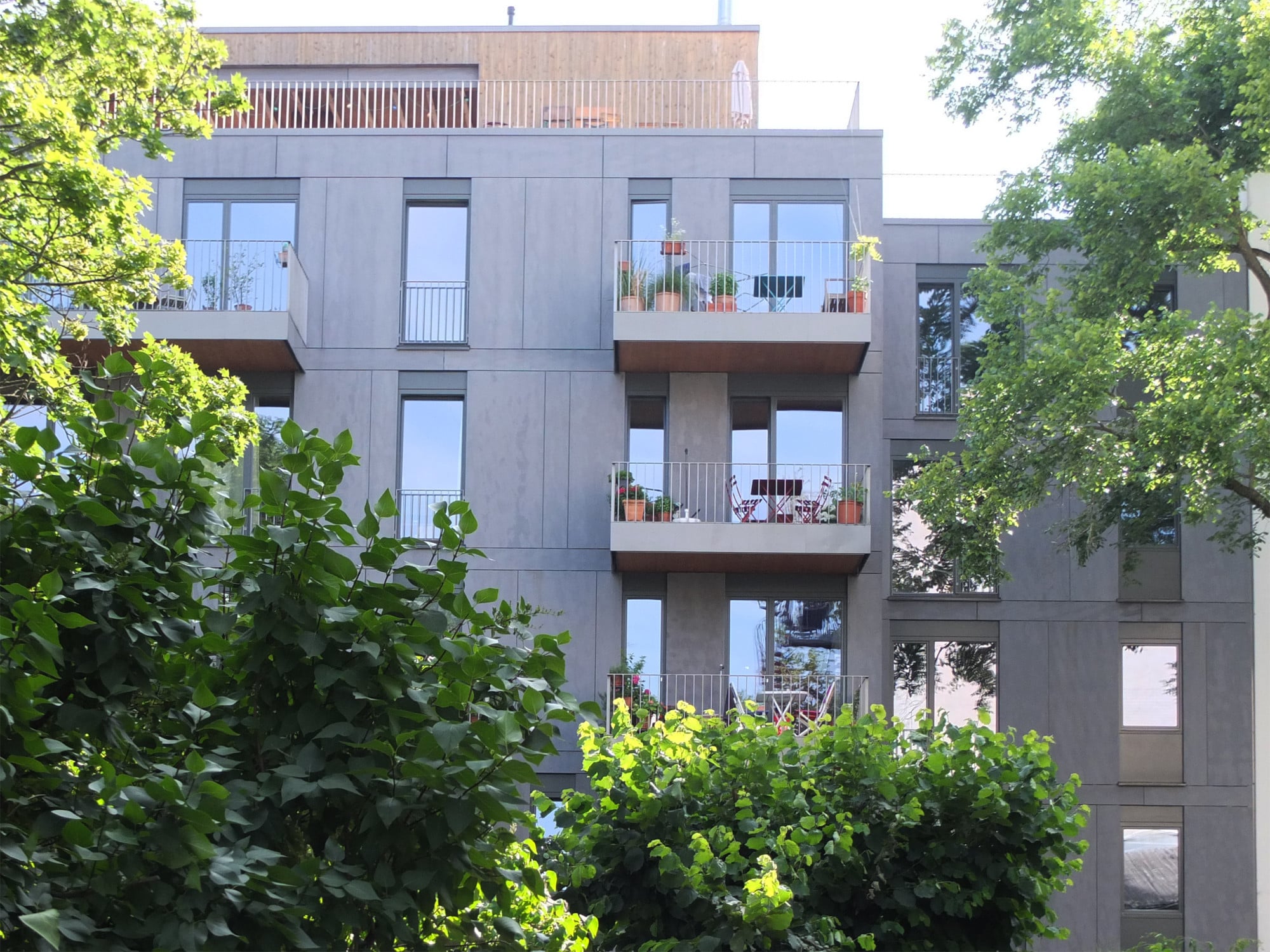 Auch bei diesem mehrgeschossigen Wohnhaus in Berlin-Pankow kommen Tafelbauwände zum Einsatz (Baugruppenprojekt 3XGrün, 2011; Architektur: IfuH - Institut für urbanen Holzbau; Atelier PK; Roedig Schop Architekten; Rozynski Sturm Architekten).
