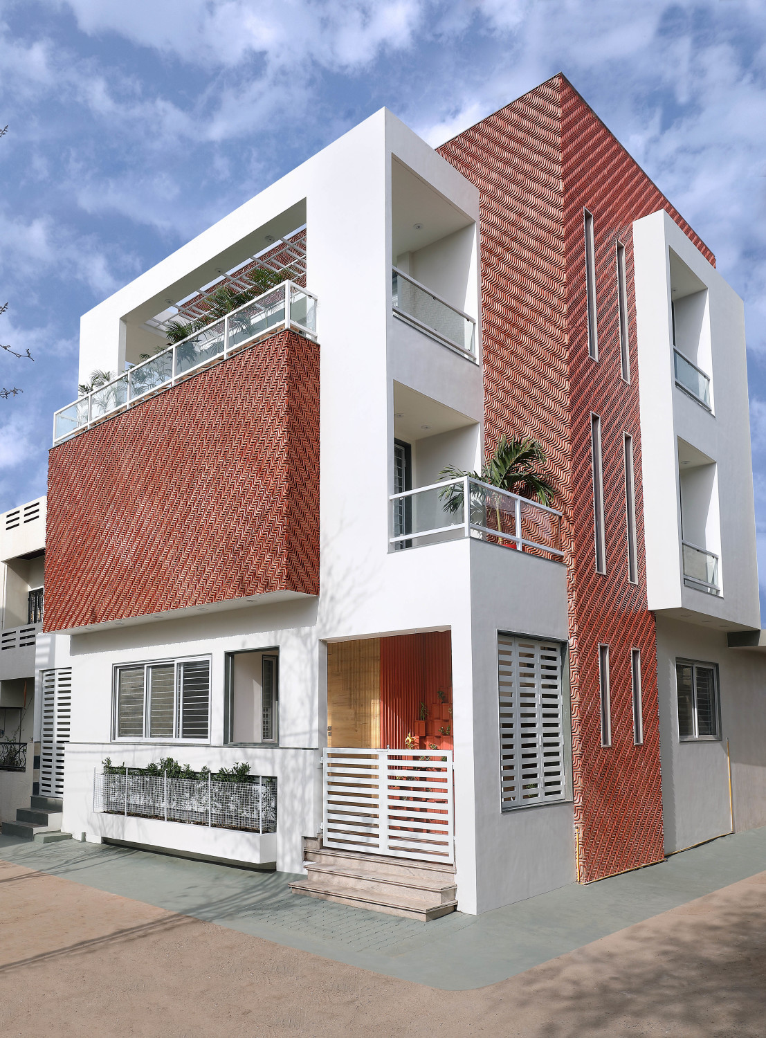 Städtebaulich tritt das Haus vor allem durch seine Süd- und Westfassade hervor, die sich zu den Straßen hin orientieren. 
