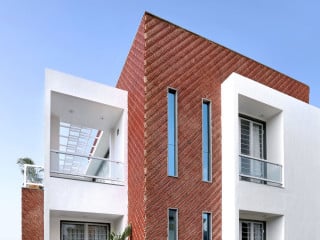 Im nordindischen Vadodara hat das Manoj Patel Design Studio ein dreigeschossiges Wohnhaus saniert.
