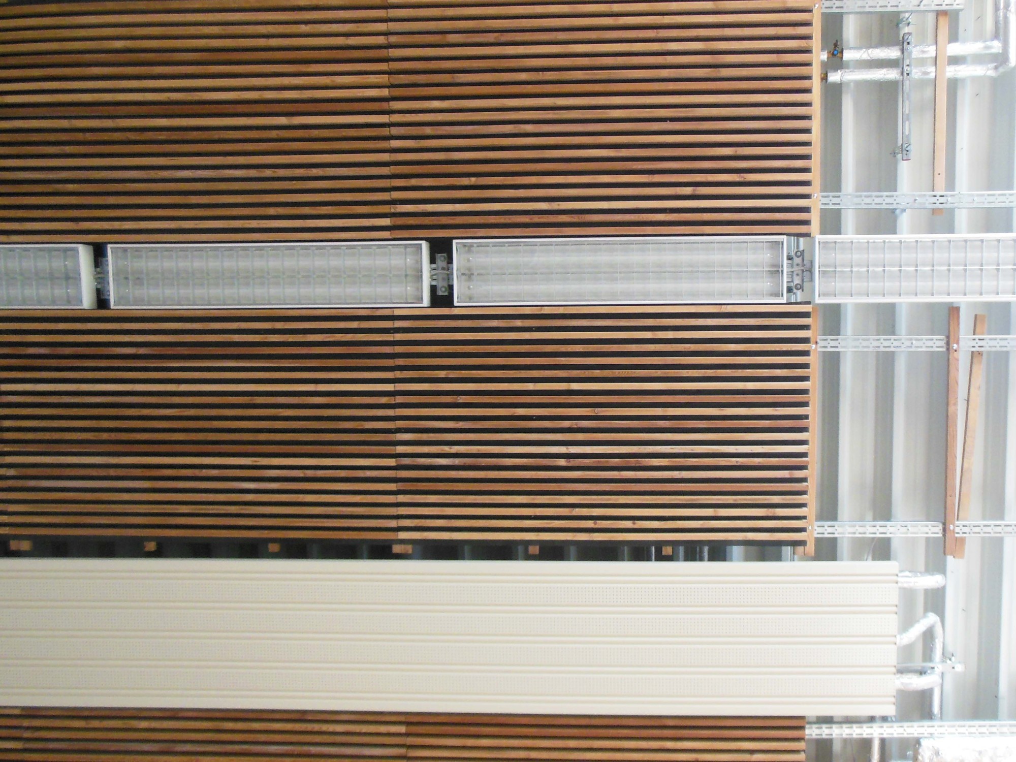 Deckenverkleidung mit Holzlamellen