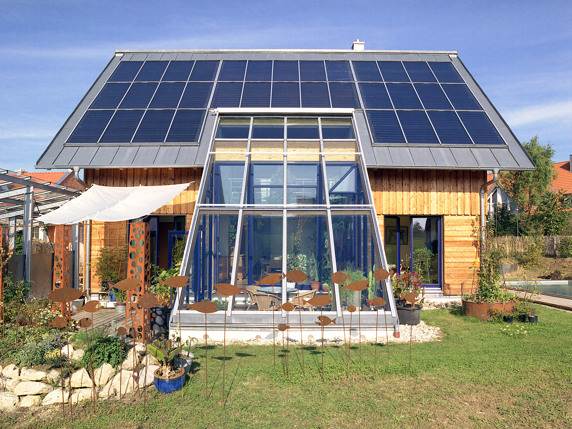 Solarthermieanlagen wie bei diesem Solar-Aktiv-Haus können mit künstlichen neuronalen Netzen effizient und kostengünstig geregelt werden.