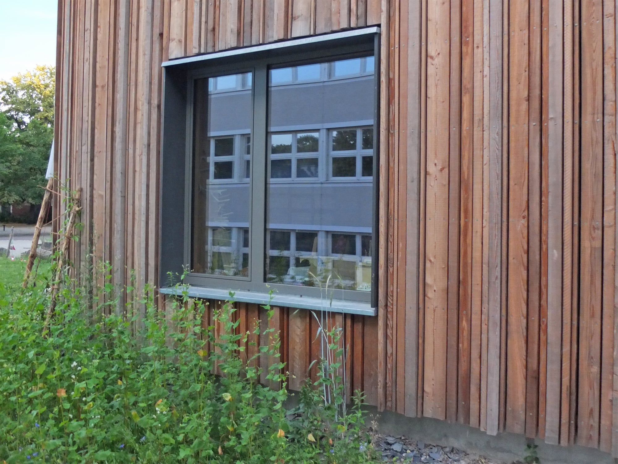Bodenplatten und Kellerdecken von Holzbauten sind meist aus Stahlbeton und unterscheiden sich nicht von konventionellen Konstruktionen.