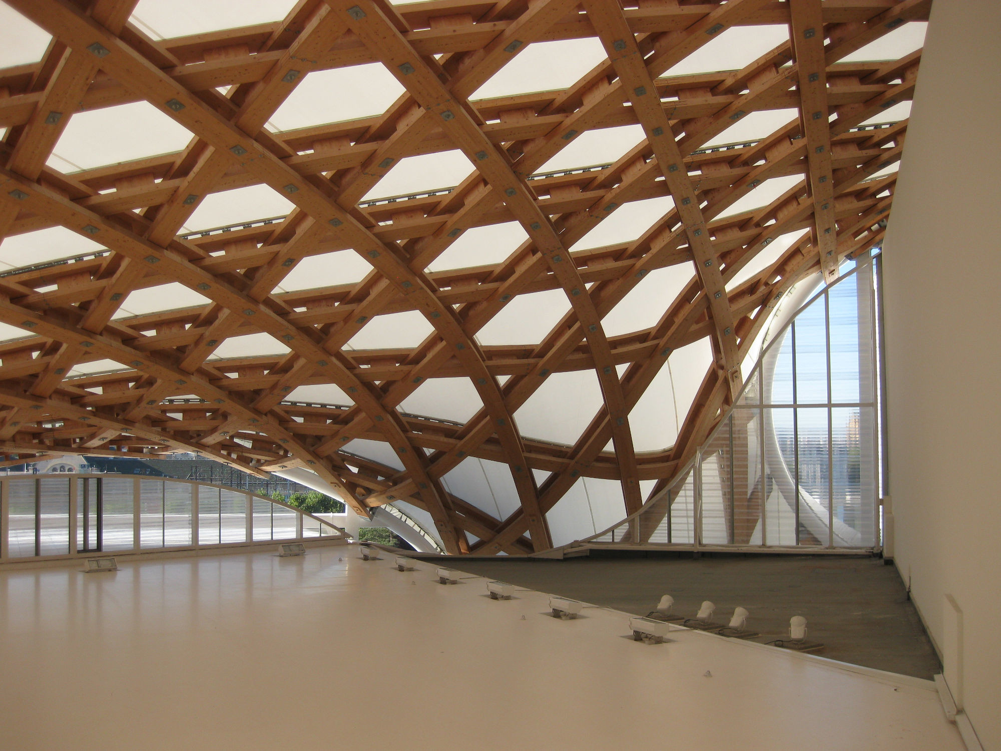 Hölzernes Tragwerk beim Centre Pompidou in Metz (Shigeru Ban und Jean de Gastines, 2010)