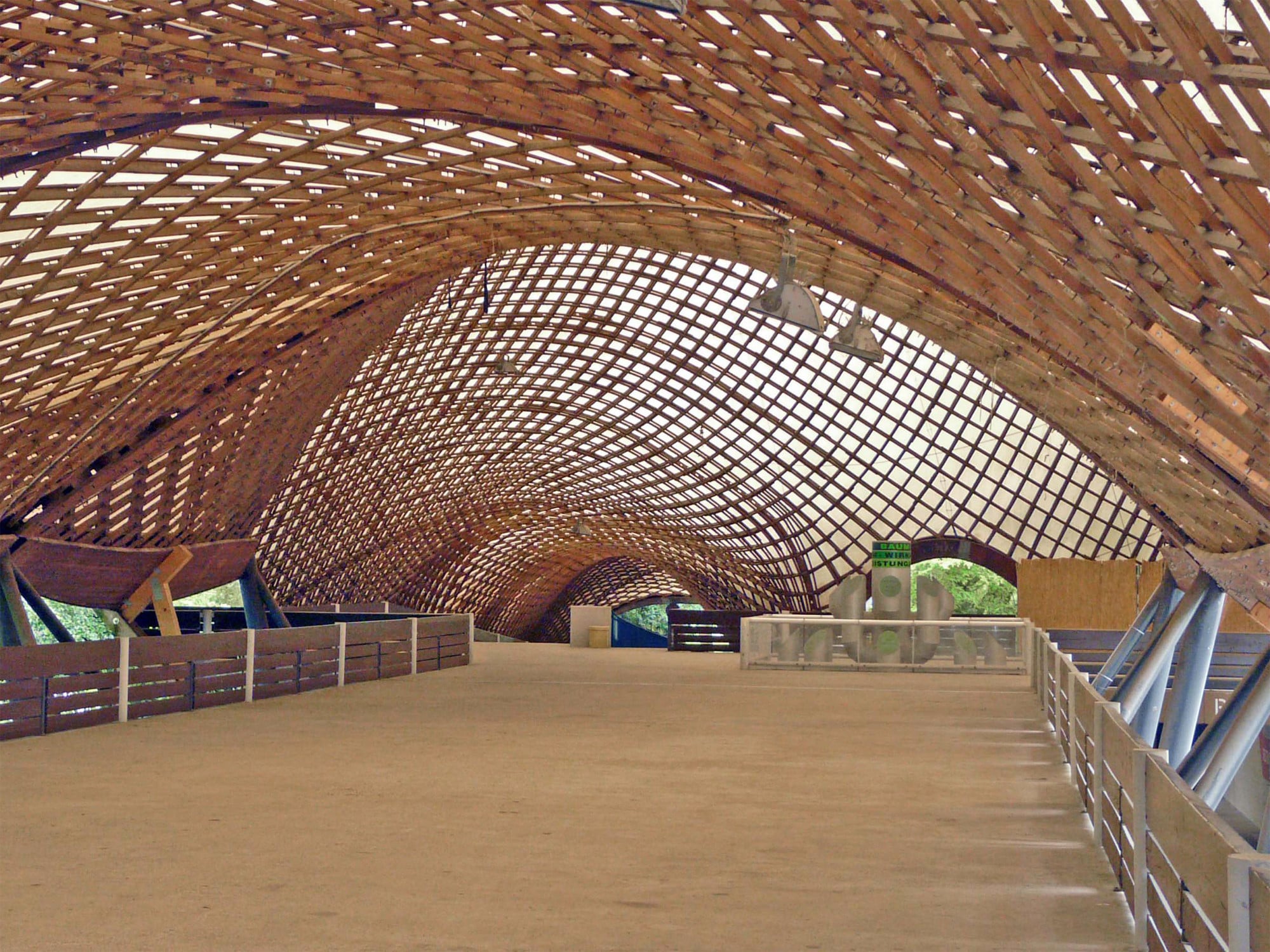 Tragwerk der Multihalle in Mannheim (Carlfried Mutschler und Frei Otto, 1974): Lattengitterschale mit einer Spannweite von 85 Metern