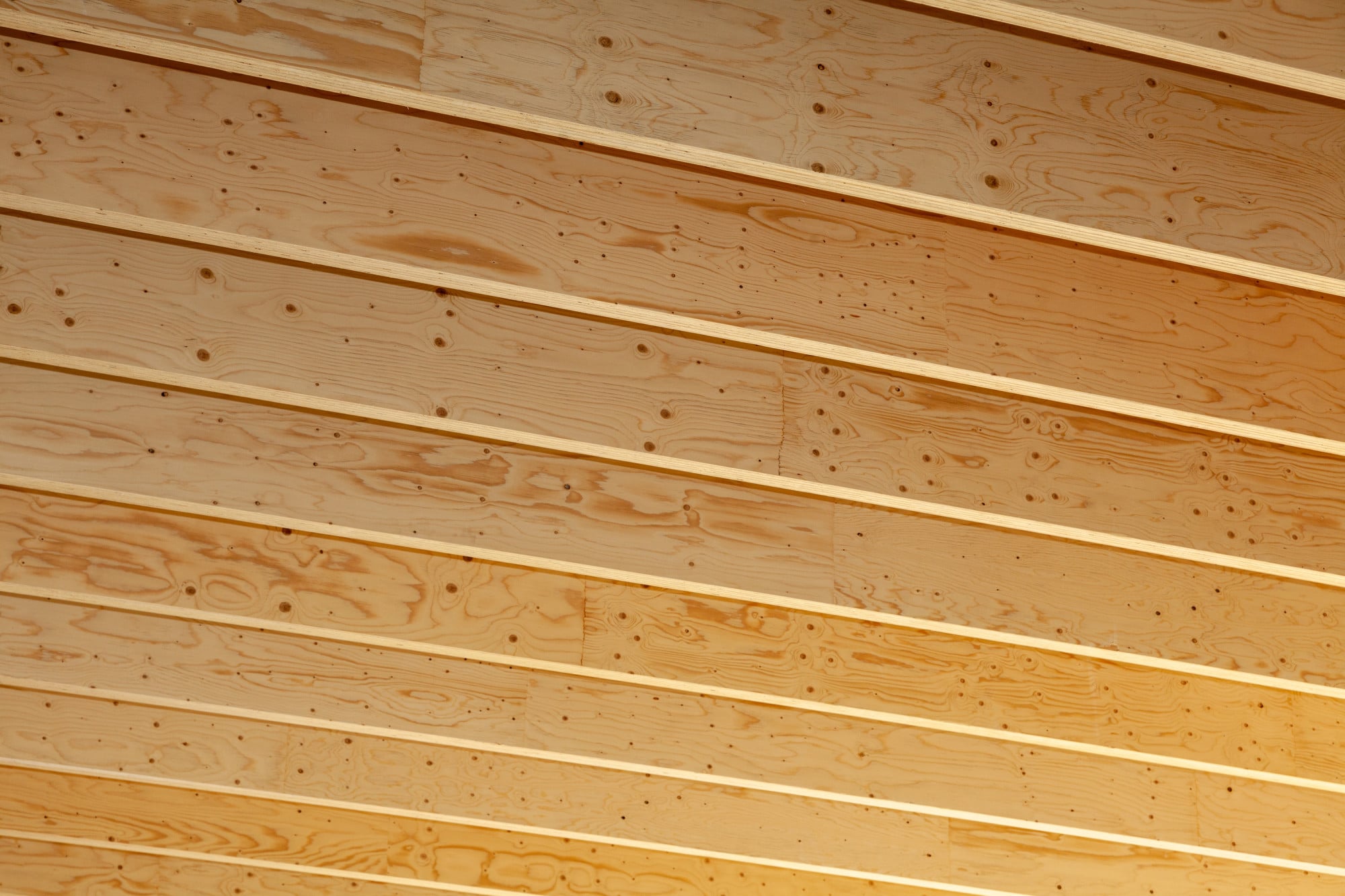 Träger aus Furnierschichtholz in einer Dachkonstruktion: Produkt „Kerto LVL“ von Metsäwood 