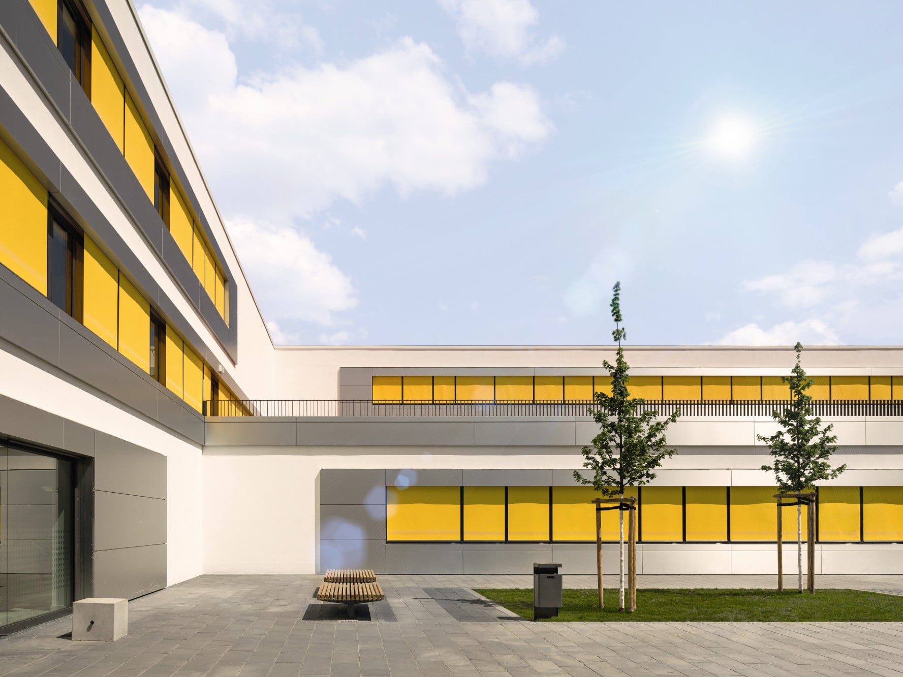 Gelbe Markisen prägen die Fassade der Kurt-Masur-Schule in Leipzig.
