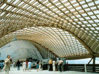Die Multihalle in Mannheim, 1974 von Carlfried Mutschler und Frei Otto als Lattengitterschale mit einer Spannweite von 85 Metern errichtet (Aufnahme aus dem Jahr 1975)