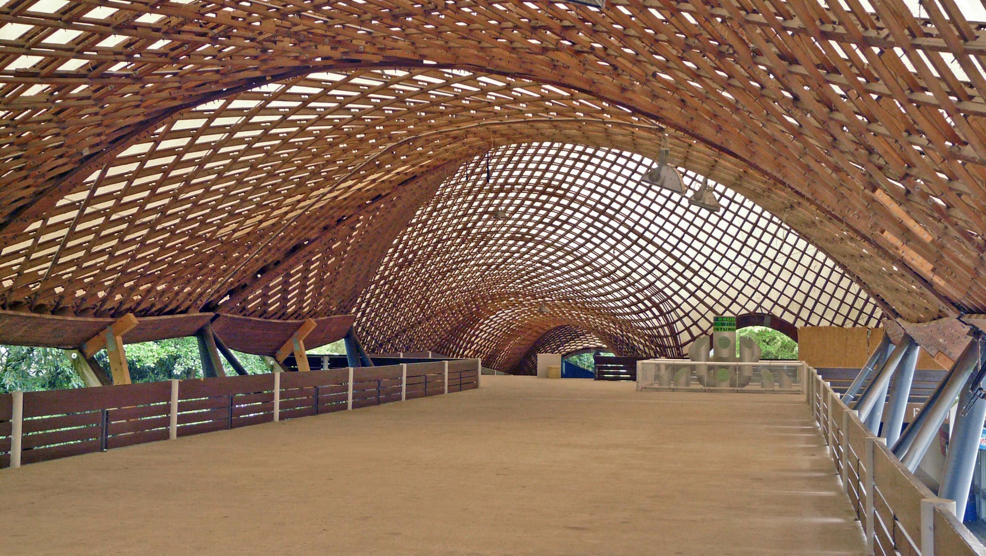 Die Holzgitterschale der Multihalle Mannheim besteht aus zwei Scharen dünner Latten. 