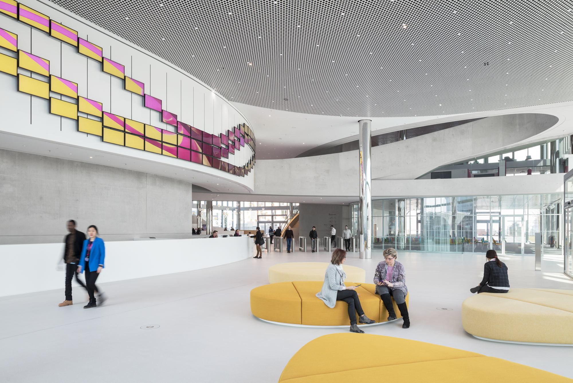 Außen ein gläserner Quader, innen geschwungene Skulptur: Foyer des Innovation Center