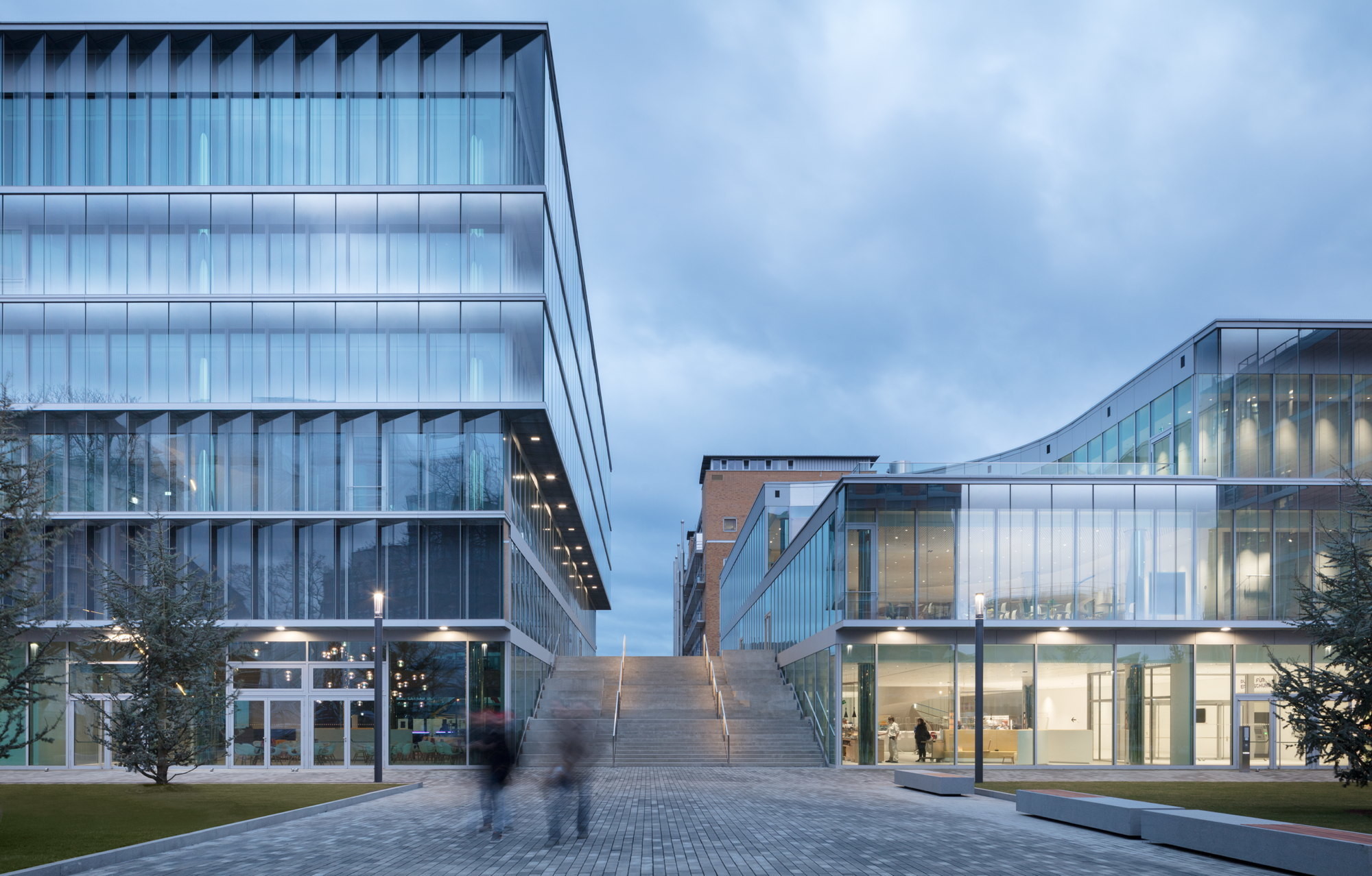 An das Innovation Center schließt ein dreigeschossiger Bau an, in dem unter anderem die Kantine untergebracht ist.