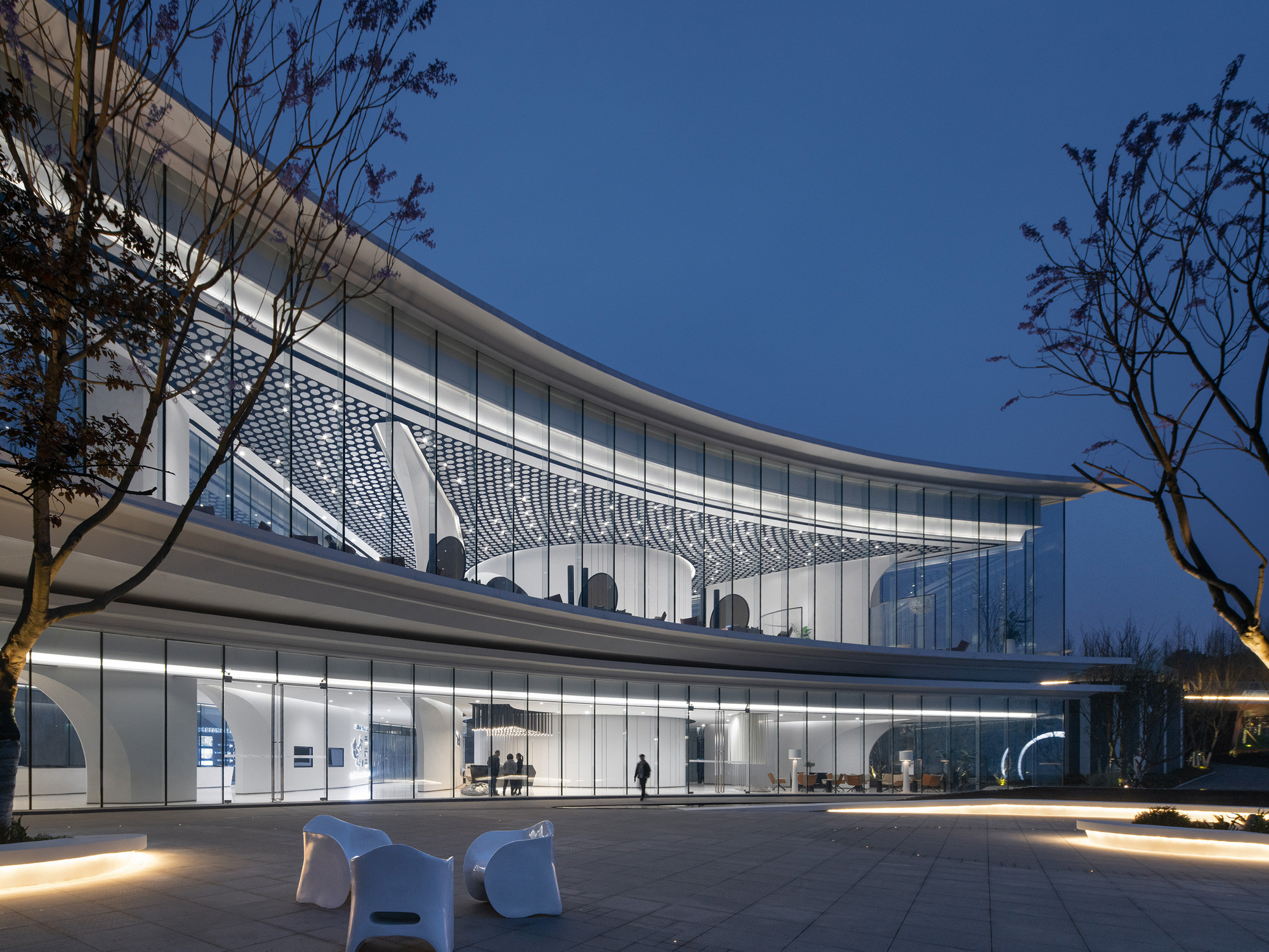 Markantestes Gestaltungsmerkmal ist die geschwungene Fassade mit Vollverglasung. Der Entwurf für das Sales Center stammt vom ortsansässigen Architekturbüro LWK & Partners.