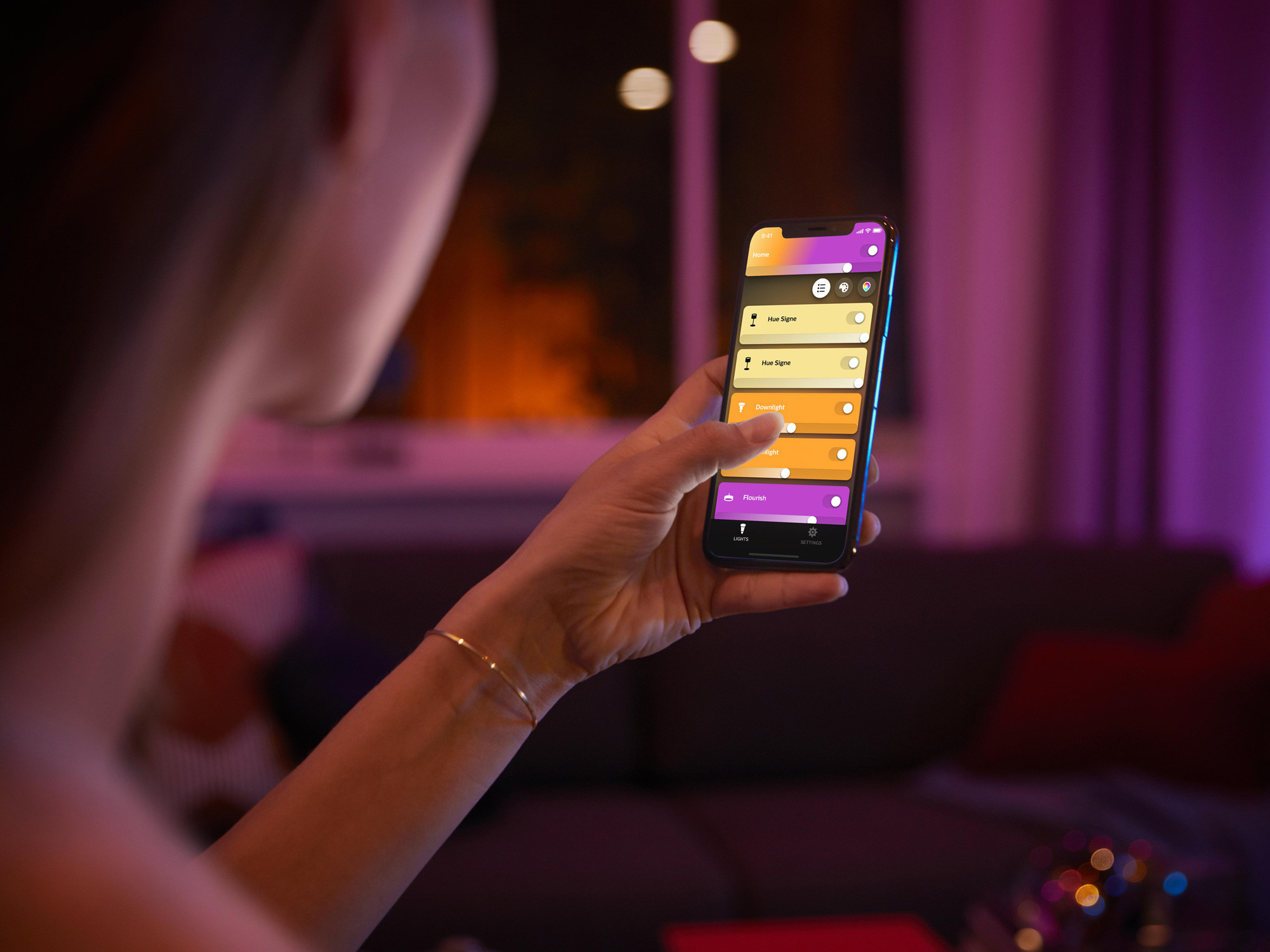 Mittels einer App lassen sich verschiedene Lichtszenarien einrichten und steuern.