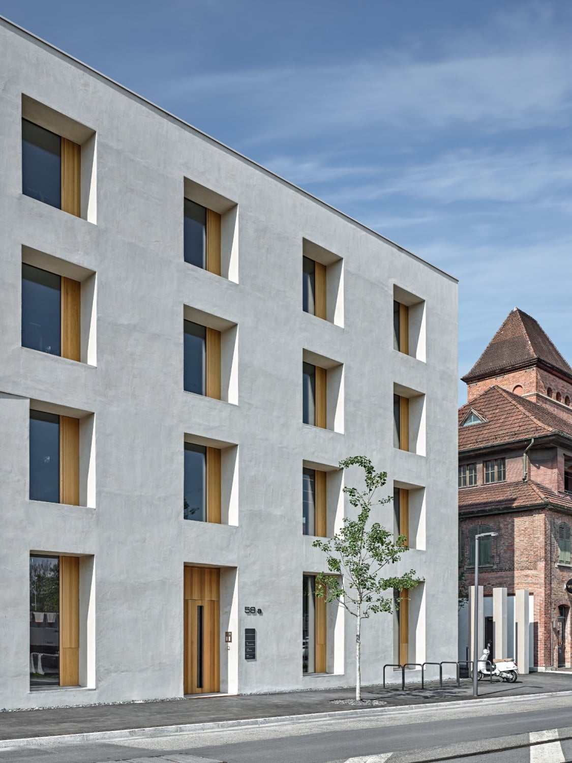 Die Architekten stellen sich mit ihrem Gebäude der Tendenz entgegen, teure und komplexe Gebäudetechnik zu verbauen und konzipierten einen elementaren, nachhaltigen Bau, der ohne Heizung, mechanische Lüftung oder Kühlung auskommt.