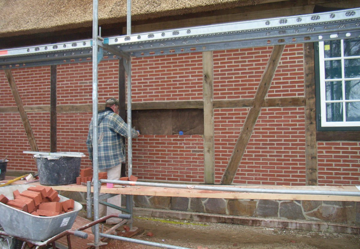 Der Hersteller bietet verschiedene Systeme an, auch für das Verfugen von Mauerwerk in Kombination mit Fachwerk gibt es Lösungen. 