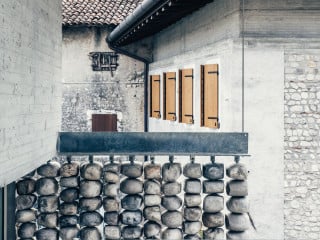 Abseits der Straße steht in San Quirino das Ensemble aus Wohn- (im Bild) und Gästehaus des Architekturbüros Elasticospa+3.