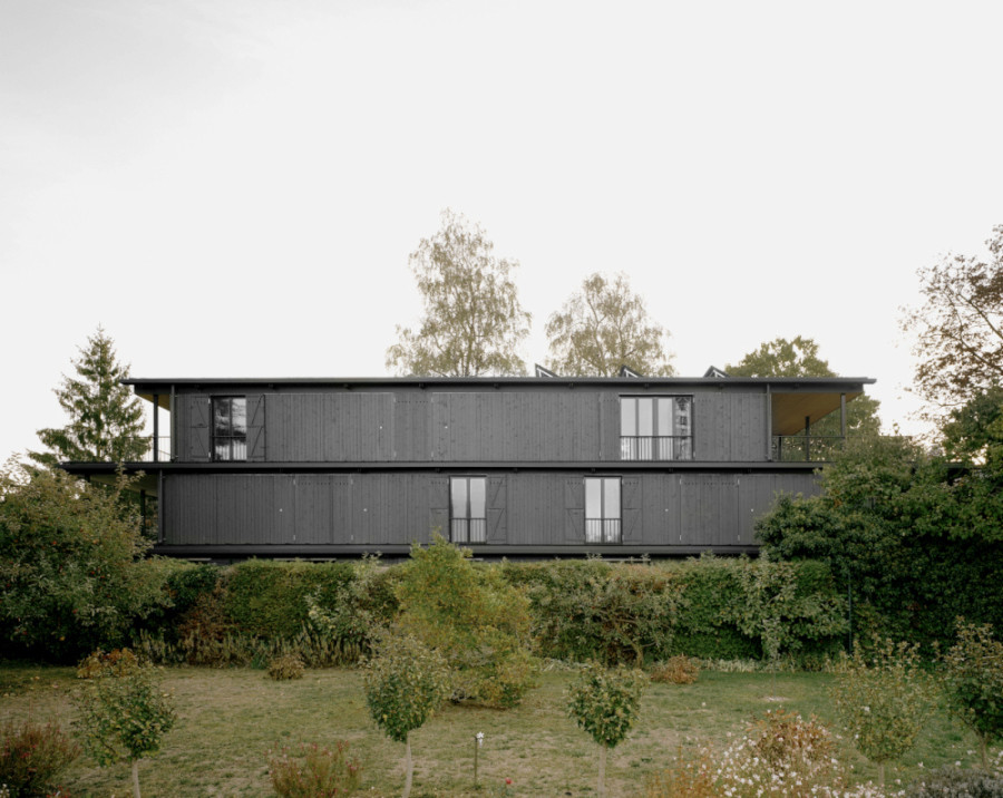 Längsseite: Die Fassade ist mit schwarz geöltem Fichtenholz verkleidet. 