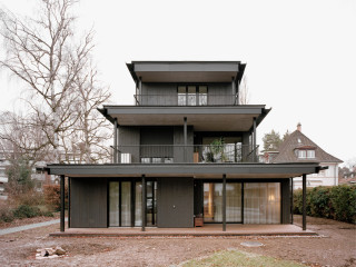 Felippi Wyssen Architekten schufen ein Wohnhaus, dessen klare Form und gestaffelte Höhe für eine gute Ausnutzung des Grundstücks sorgen. 