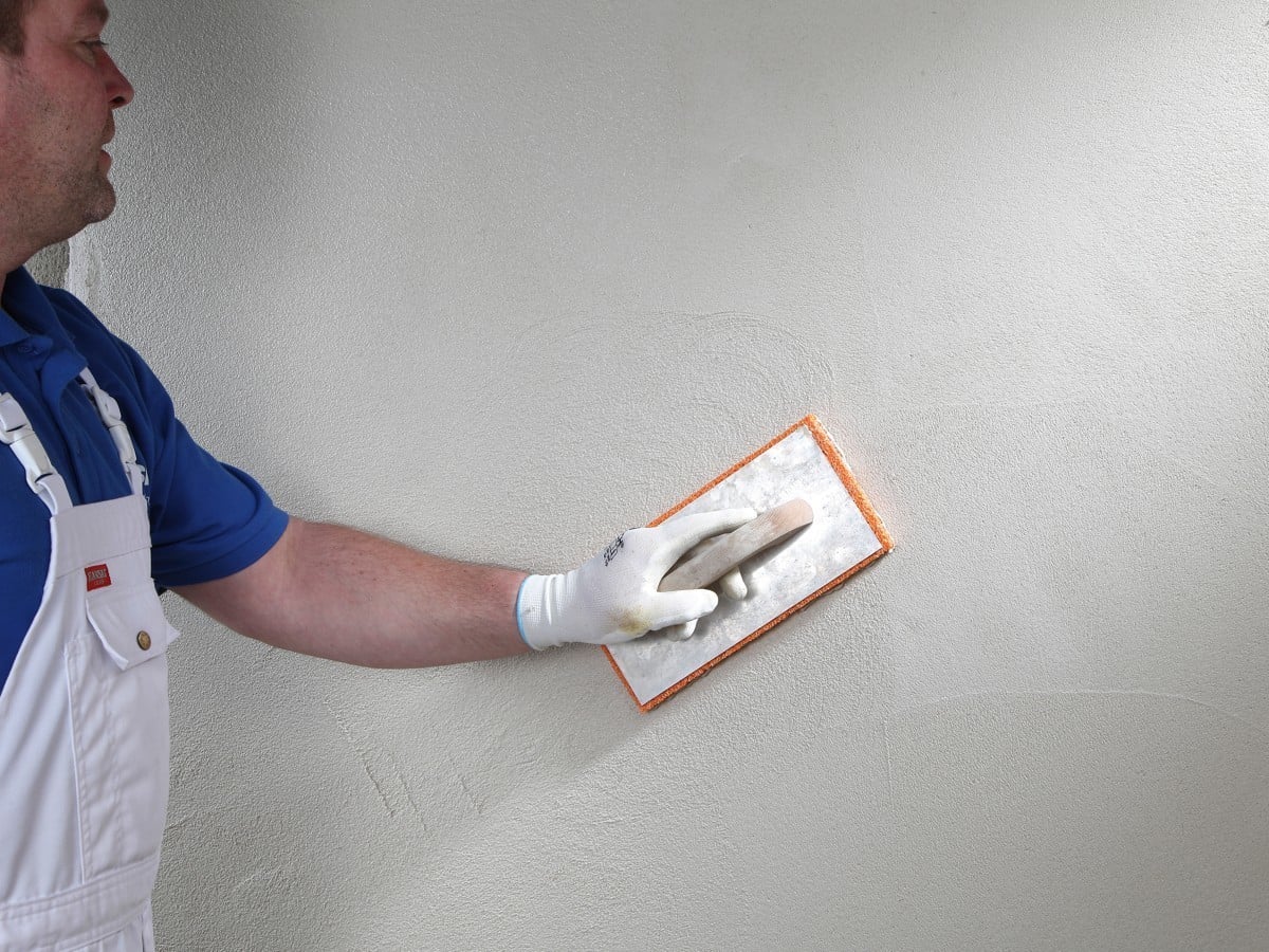 Der Kalkputz Rajasil von Hersteller Heck Wall Systems lässt sich problemlos auf unterschiedlichste Oberflächen auftragen und ist wenig anfällig für Rissbildung.