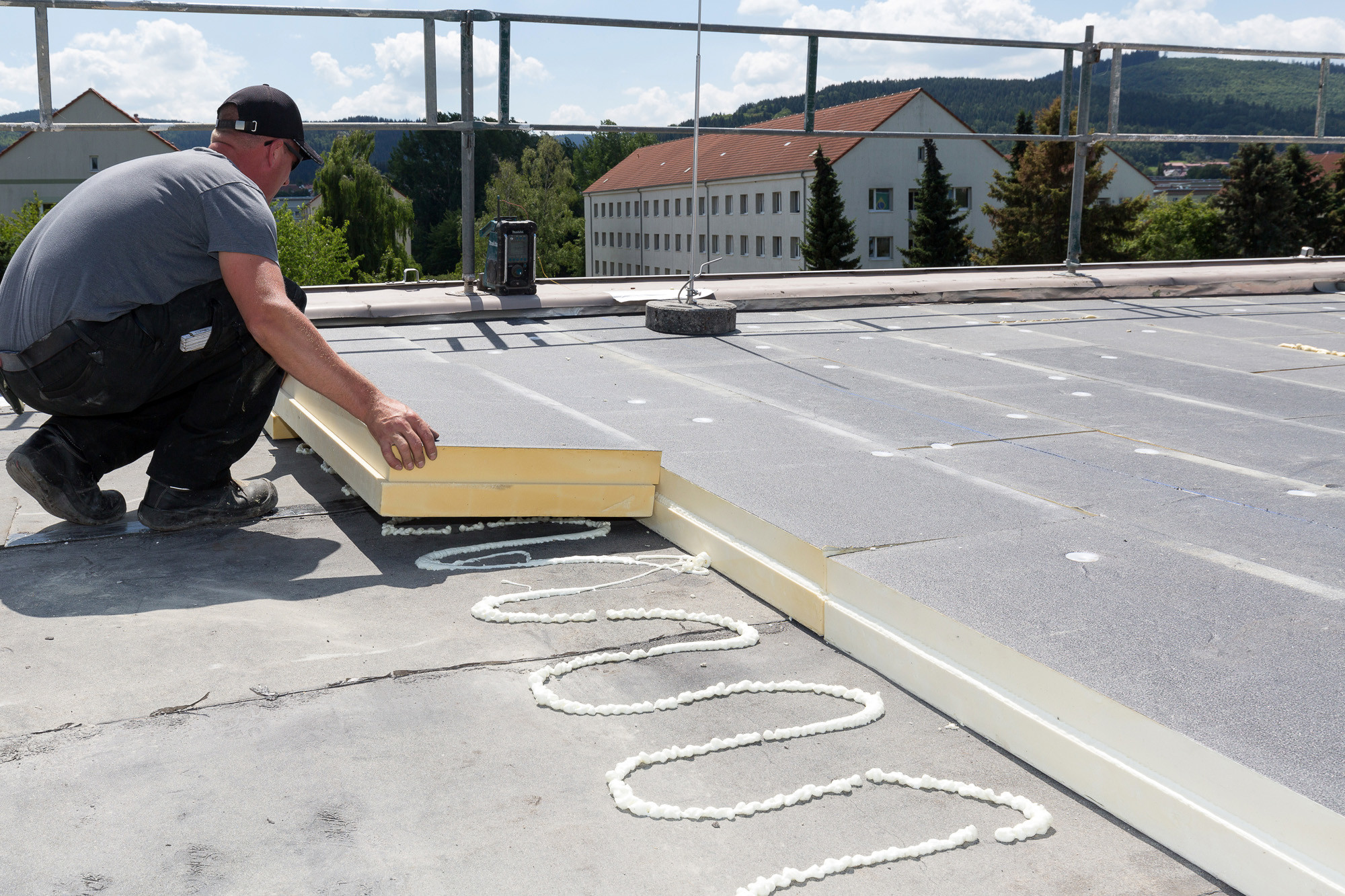 Die Elemente wurden mit dicht gestoßen Fugen im Plattenverband mit dem Untergrund verklebt.